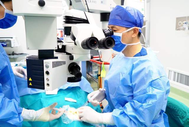 (V5)晶体植入术在汉成功实施 五人同日重获清晰视界EVO视讯真人夜间视力再升级!华中首例EVO+ICL(图2) (V5)晶体植入术在汉成功实施 五人同日重获清晰视界EVO视讯真人夜间视力再升级!华中首例EVO+ICL(图2)