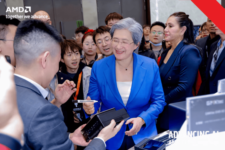 么要把AI大模型建在本地云端和本地如何选择?EVO视讯黄仁勋亮相AI 峰会指明我们为什(图3) 么要把AI大模型建在本地云端和本地如何选择?EVO视讯黄仁勋亮相AI 峰会指明我们为什(图3)